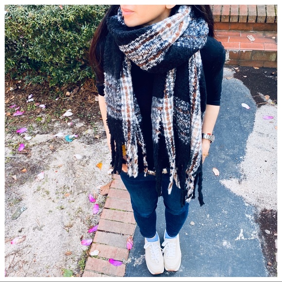 Gorgeous soft oversized shawl/scarf fringed - Picture 3 of 6